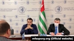 აფხაზეთის დე ფაქტო საგარეო უწყების ხელმძღვანელი ინალ არძინბა 19 იანვარს აფხაზეთში მოქმედი საერთაშორისო არასამთავრობო ორგანიზაციების წარმომადგენლებს შეხვდა და მათ გარკვეული პროექტების განხორციელება აუკრძალა.