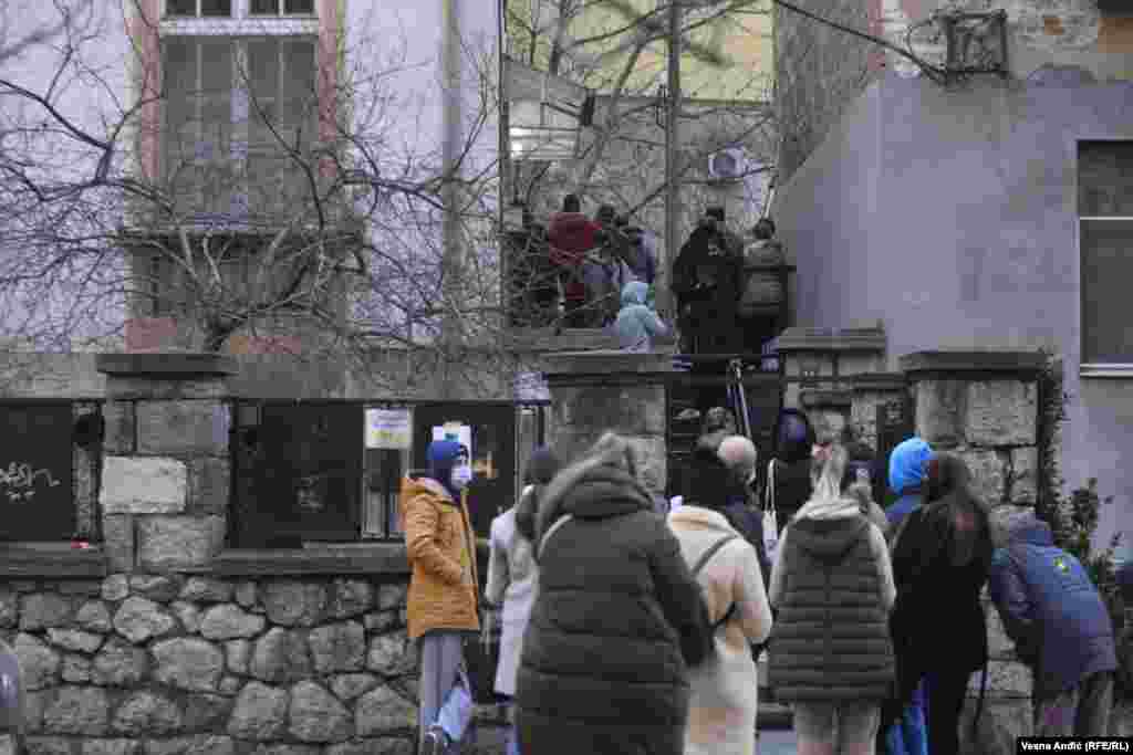 U Srbiji je visoko prenosivi omikron soj potvrđen 23. decembra. Krizni štab, međutim na poslednjoj sednici 28. decembra 2021. odlučio je da nisu potrebne dodatne epidemiološke mere uoči praznika. Red ispred Covid ambulante u opštini Voždovac. Beograd, 5. januar 2022.&nbsp;