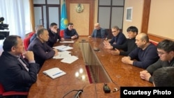 Переговоры правительственной комиссии с бастующими в Жанаозене. Мангистауская область, 4 января 2022 года. Фото с сайта премьер-министра