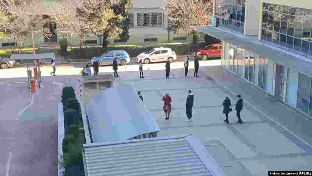 Pre osamnaest dana, 16. decembra, kada je u Crnoj Gori identifikovan omikron, registrovano je 187 novih slučajeva. Trećeg januara 1.703, skoro deset puta više. (na fotografiji: Red za testiranje na COVID-19 ispred privatne klinike u Podgorici, 4. januar 2022.)