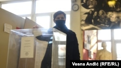 Na referendumu je 16. januara ujutro glasala i premijerka Srbije Ana Brnabić, koja je ranije pozvala građane da potvrde predložene izmene.