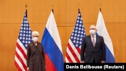 Уенди Шърман и Сергей Рябков са водачите на делегациите на САЩ и Русия на разговорите.