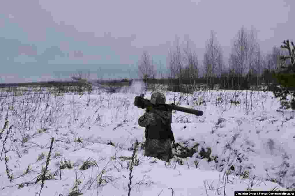 Një ushtar ukrainas aktivizon një raketë dore gjatë stërvitjeve në rajonin Volyn të Ukrainës, më 26 janar.&nbsp; &nbsp;