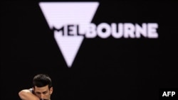 Svi na Australian openu, uključujući igrače, njihove timove i gledaoce, moraju da budu vakcinisani, a Đoković je tražio medicinsko izuzeće. Na slici: Novak Đoković na treningu u Melburnu, 14. januar