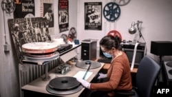 Монтажистка по време на работата върху реставрацията на филма "Наполеон", 6 май 2021 г.