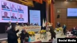 درگیری هنگامی شروع شد که فردی که گفته می‌شود یکی از مال‌باختگان بازار بورس است به سوی سخنرانان اشیایی را پرت کرد