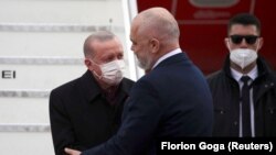 Presidenti turk, Recep Tayyip Erdogan duke e përshëndetur kryeministrin shqiptar, Edi Rama. Tiranë, 17 janar 2022. 