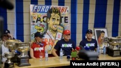 Majka srpskog tenisera Novaka Đokovića, Dijana, otac Srđan i brat Đorđe na konferenciji za novinare u Beogradu, 6. januar 2022.