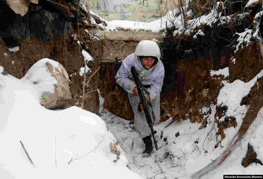 Borac za separatističku grupu koju podržava Kremlj i koja sebe naziva Donjeckom Narodnom Republikom kreće se u rovu sučelice ukrajinskim položajima u selu Žolobok u oblasti Luganska.