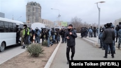Сотрудники сил безопасности у площади Ынтымак, где проходит протест с требованием снизить стоимость сжиженного газа. Актау, Мангистауская область, 3 января 2022 года