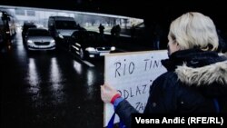 Një aktiviste duke protestuar kundër zhvillimit të minierës së litiumit në Beograd.