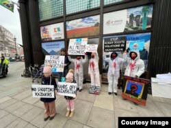 Участники протестной акции перед посольством Казахстана в Лондоне за проведение международного расследования кровопролитных событий начала января 2022 года в Казахстане. 23 января 2022 года