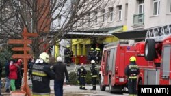 Tűzoltók a fővárosi XI. kerületi Szent Imre kórházban, ahol tűz ütött ki 2022. január 23-án reggel. Az épületből 56 beteget kellett áthelyezni.