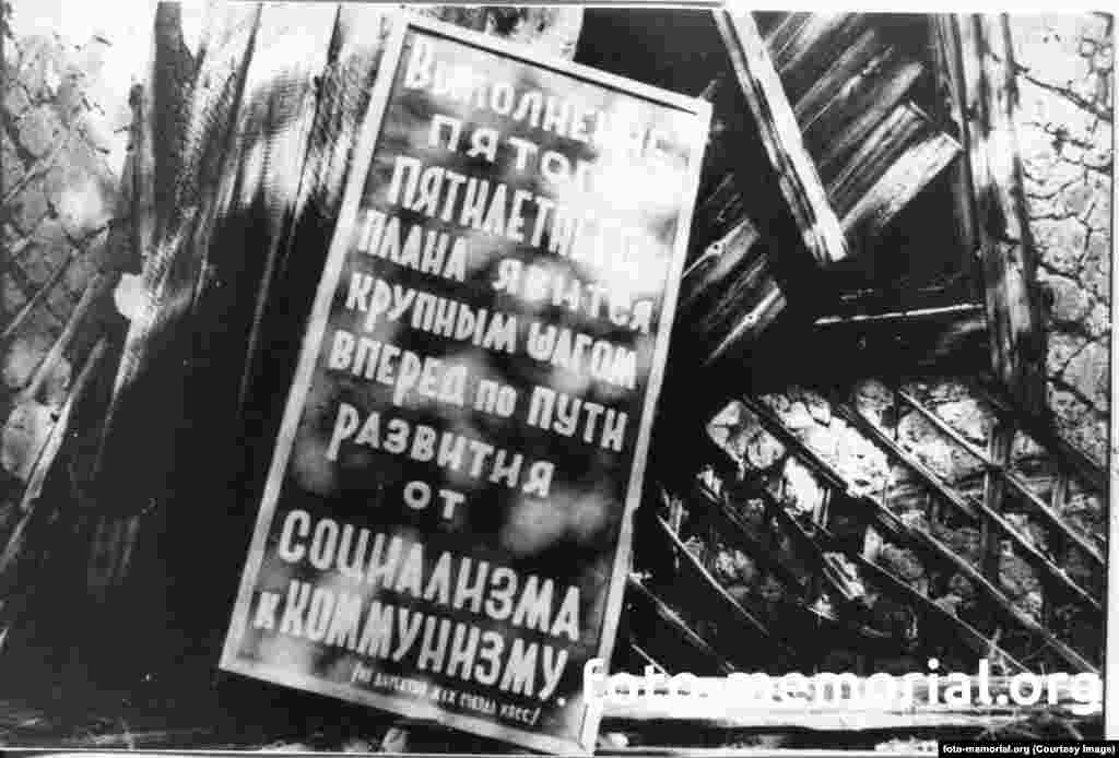 Знак во напуштен работен логор на неуспешниот проект за железница Трансполарна&nbsp; линија на Сталин. Знакот гласи: &bdquo;Имплементацијата на петтиот петгодишен план ќе биде голем чекор напред кон развојот од социјализам во комунизам&ldquo;.