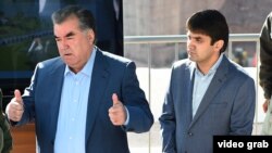 Президент Таджикистана Эмомали Рахмон (слева) с сыном Рустамом Рахмоном.