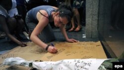 Фановите на Џексон пред Аполо театарот во Харлем, Њујорк