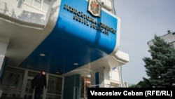 Отставка всех шестерых судей считается почетной. Это дает им право на получение единовременного пособия по увольнению