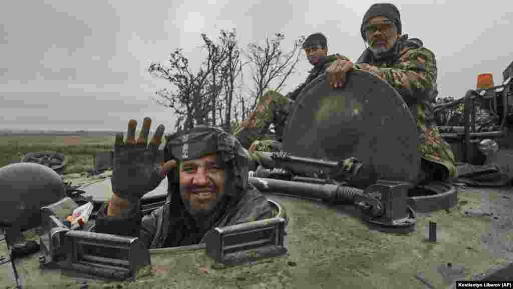 Un soldat ucrainean zâmbește dintr-un vehicul militar, pe teritoriul eliberat în regiunea Harkov, 12 septembrie 2022. Secretarul de Stat american, Antony Blinken, a declarat că forțele ucrainene au făcut progrese importante în contraofensiva împotriva trupelor rusești, însă este prea devreme pentru a putea indica rezultatul războiului.