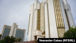 Dacă duminica viitoare ar avea loc alegeri prezidențiale, actuala președintă, Maia Sandu, ar putea obține 35,1% din voturi, în timp ce socialistul Igor Dodon – 15,8%, arată datele unui sondaj de opinie realizat de CBS Research, la comanda Comunității WatchDog Moldova.