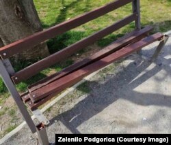 Polomljena klupa na javnoj površini u Podgorici