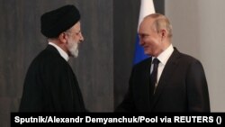 Президентът на Русия Владимир Путин (вдясно) се ръкува с президента на Иран Ебрахим Раиси в Самарканд, Узбекистан, на 15 септември 2022 г.