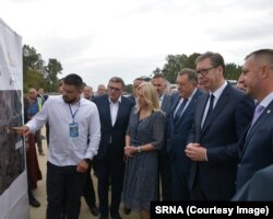 Predsjednik Srbije Aleksandar Vučić (drugi s desna), član Predsjedništva BiH Milorad Dodik (sredina) i predsjednica bh. entiteta Republika Srpska Željka Cvijanović na svečanosti otvaranja dionice auto puta od Bijeljine do granice sa Srbijom, Bijeljina, 15. septembar 2022.godine