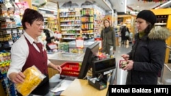 Vásárlás Erzsébet utalvány Plusz kártyával egy budapesti élelmiszerüzletben 2016. december 9-én