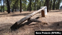 Polomljena i oborena klupa u jednom od gradskih parkova u Podgorici