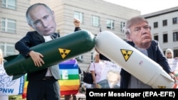 Activiști germani, protestând împotriva abolirii tratatului forțelor nucleare intermediare (INF), în fața ambasadei SUA de la Berlin, 1 august 2019