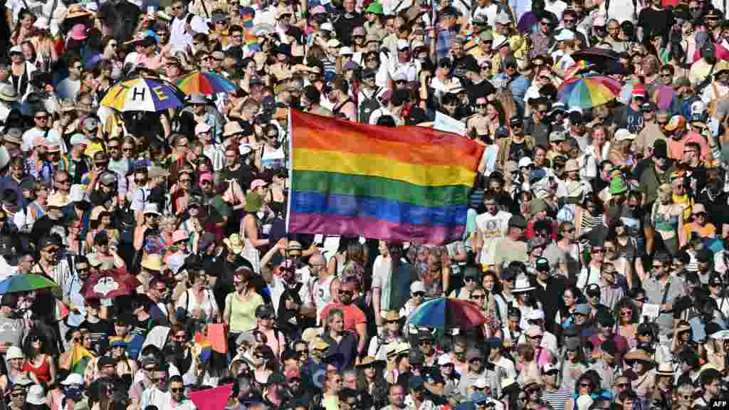 Ljudi učestvuju u paradi ponosa u Budimpešti, glavnom gradu Mađarske, 28. juna, uprkos vladinoj zabrani održavanja takvih događaja.