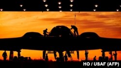 Стелт бомбардировачът "B-2 Spirit" в хангара на военновъздушната база "Уайтман" (архивна снимка).