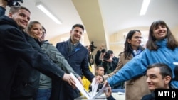 Peter Marki-Zaj, opozicioni kandidat za premijera, sa članovima porodice, na biračkom mestu u Hodmezevarošhelju 3. aprila 2022.