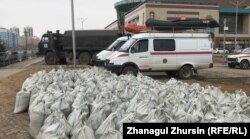 Мешки с песком, заготовленные для борьбы с наводнением. Актобе, 3 апреля 2022 года
