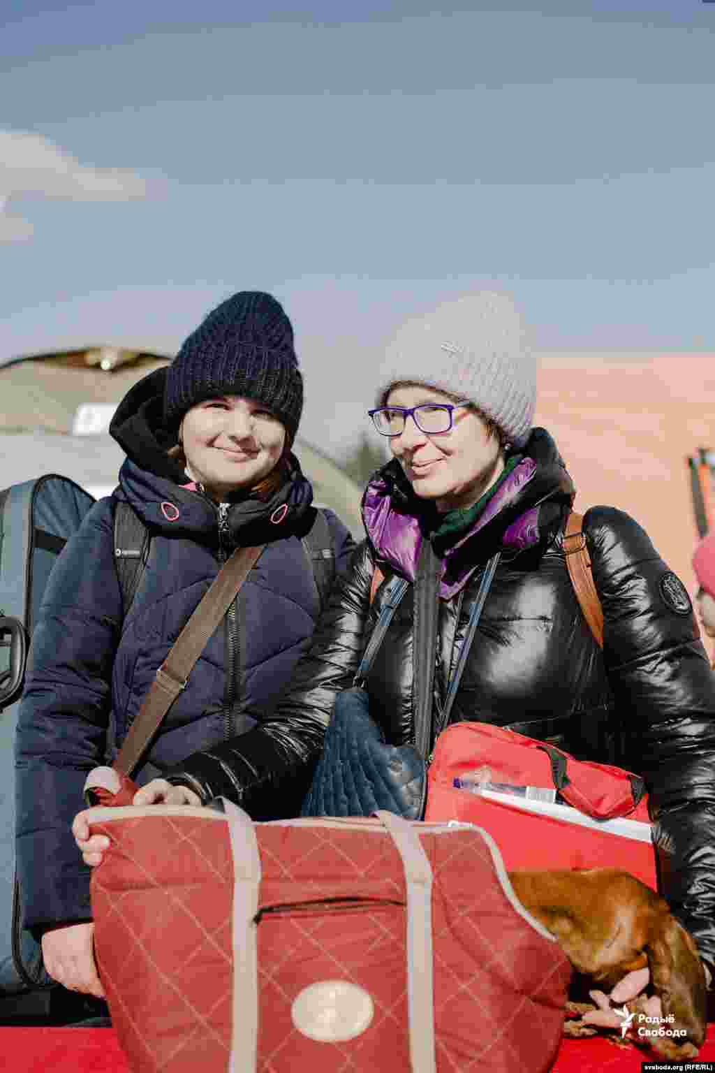 Okszana, Kszenyija és kutyájuk, Motya a Szumi körzetből: &bdquo;Már öt napja úton vagyunk. A legutóbbi bombázás betörte az ablakainkat. Nem is a bombáktól, a repülőgépek erejétől. Nem bírtuk tovább. Február 24-e óta szinte állandóan a pincében ülünk. Nagyon hideg volt, és nem volt benne semmi. Kszenyija hegedűs, és a zenetanára azt tanácsolta, hogy menjünk Lvivbe. De Lvivben is szólnak a szirénák. Emiatt állandóan összerezzenünk. Egy dortmundi iskola hívott, és felajánlotta Kszenyija számára, hogy tanuljon ott. Most ez a legfontosabb. Hiszen ha egy zenész sokáig nem játszik, az nagyon rosszat tesz neki&rdquo;