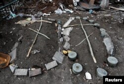 საფლავები საცხოვრებელი კორპუსის გვერდით, მარიუპოლში. 2022 წლის 31 მარტი