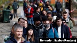 Birači čekaju u redu na jednom od glasačkih mesta u Budimpešti, glavnom gradu Mađarske, 3. aprila 2022.