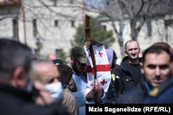 განაჩენის მოლოდინში, საქალაქო სასამართლოს ეზო