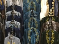 Чапаны на продажу в контейнере на барахолке.