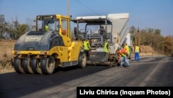 Un kilometru de asfalt costă în 2021 semnificativ mai mult decât în 2020. Din acest motiv, constructorii cer soluții legislative pentru modificarea contractelor în derulare. 