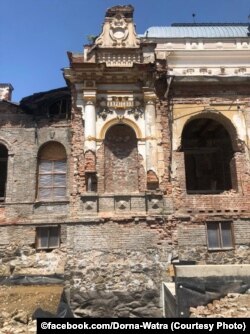 În urmă cu doar doi ani, când abia începuse restaurarea care urmează să se termine în 2022, din clădire rămăsese doar un schelet.