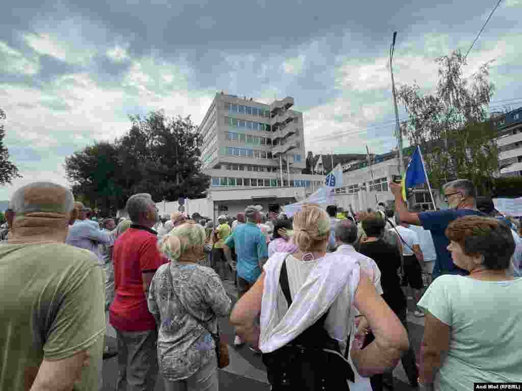Dokument o promjeni izbornog zakonodavstva i dijela Ustava Federacije BiH izazvao je oštre osude političkih partija iz Sarajeva, jer se njime, prema njihovim tvrdnjama, predviđa cementiranje etničkih podjela u Bosni i Hercegovini.