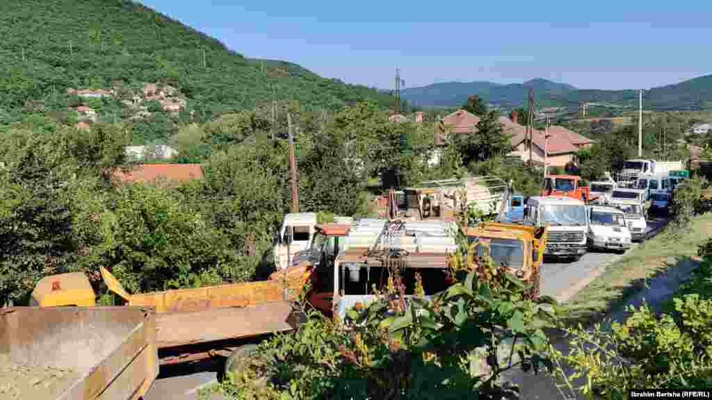 Kamioni i druga vozila u Rudaru blokiraju put prema graničnom prelazu Jarinje, 1. avgusta.