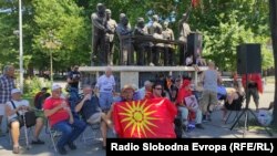 Скопје, 15.07.2022, Противници на францускиот предлог ја слушаат на разглас дебатата во Парламентот