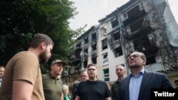 Alexander Schallenberg osztrák és Jan Liptavsky cseh külügyminiszter (jobbról balra) Kijevben, 2022. július 20-án