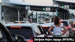 Pritjet në pikën e kalimit kufitar në Tabanoc më 26 korrik 2022.