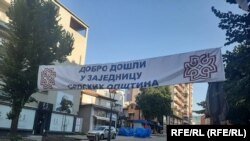 Natpis postavljen u Severnoj Mitrovici glasi: "Dobrodošli u Zajednicu srpskih većinskih opština".