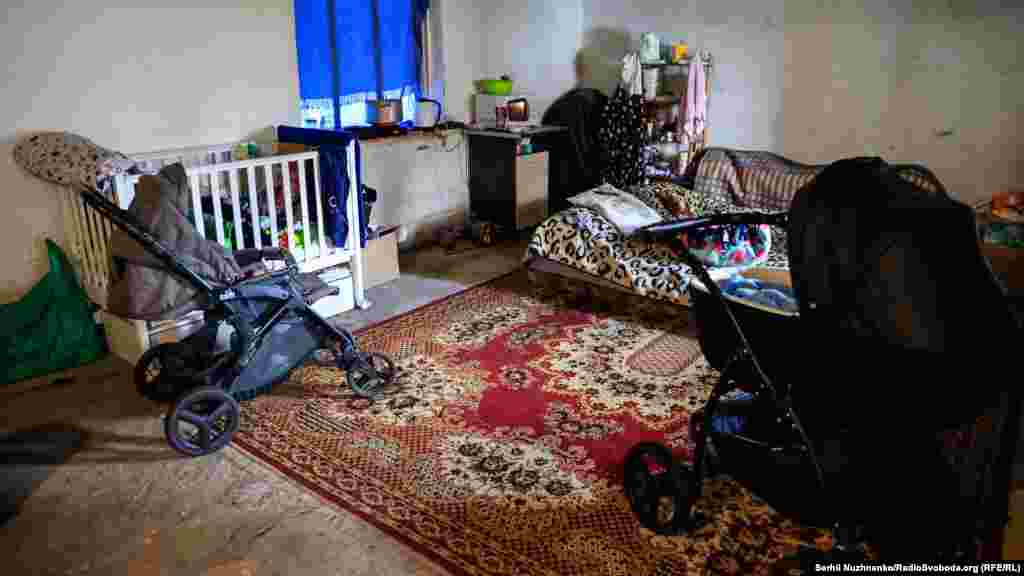 Selo je brzo palo u ruke Rusa, koji su ga uništili neprestanim bombardovanjem zbog čega su mnogi njegovi stanovnici ostali bez krova nad glavom, uključujući i ovu mladu porodicu. Ona sada živi u ovoj prostoriji na farmi.