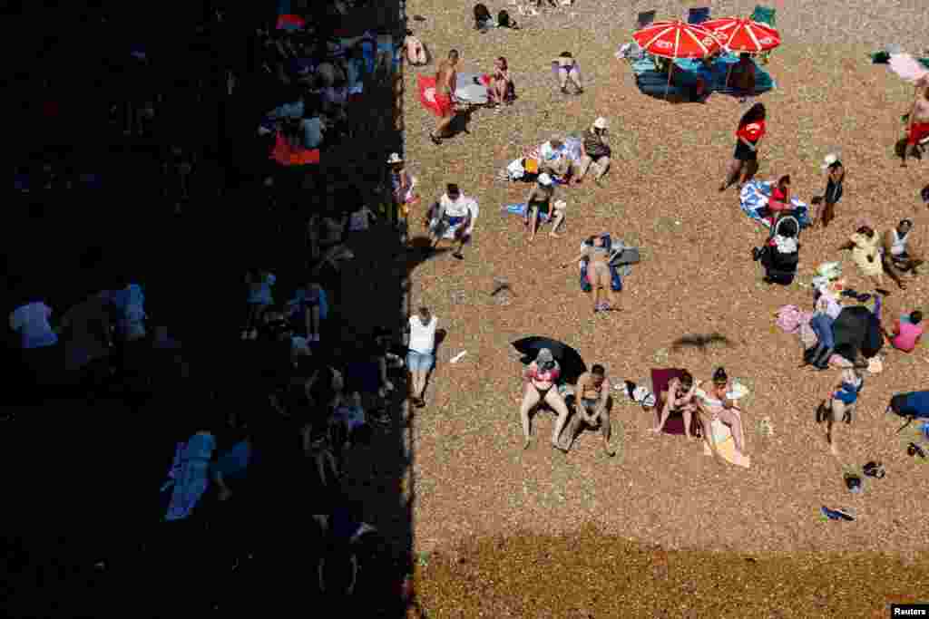 Aki csak teheti, menekül a városból. Zsúfolt tengerpart a brightoni strandon Nagy-Britanniában 2022. július 19-én