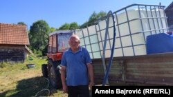 Nedžib Sejdović stoji ispred rezervoara za vodu. Kaže, umesto da kosi, mora da se stara za vodu