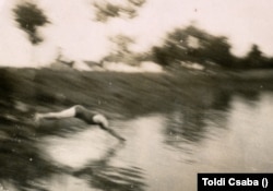 Fejes a Kerek-tóba 1932 nyarán. Akkor még nagy élet volt a tóparton